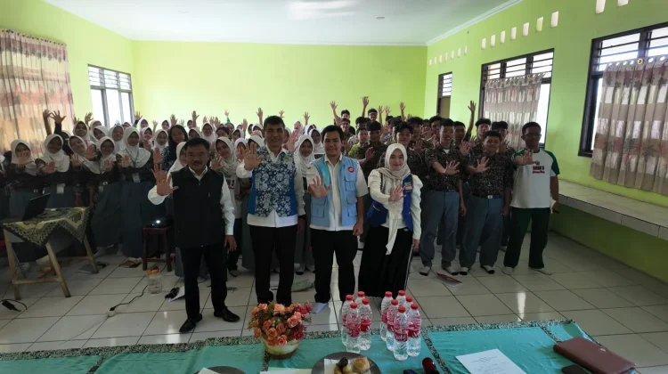 Disdukcapil Bekasi Jemput Bola Rekam E-KTP di SMA Negeri 3 Cikarang Utara
