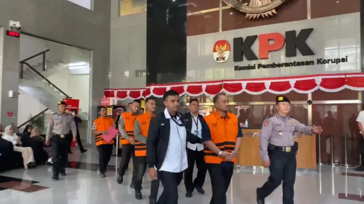 Resmi Kenakan Rompi Tahanan KPK, Bupati Pemalang Sampaikan Permintaan Maaf