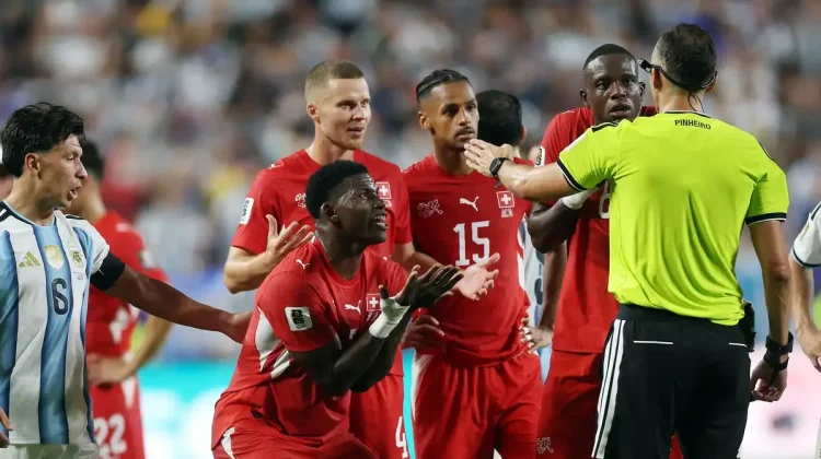 Lawan Swiss, Argentina Diuntungkan? FIFA Bela Keputusan VAR Kartu Merah Embolo