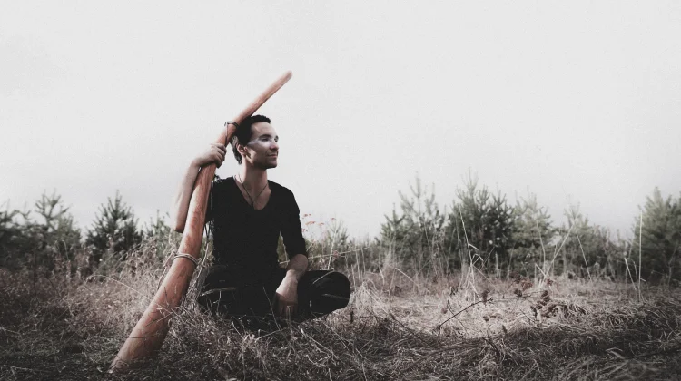 Mengenal Didgeridoo, Alat Musik Aborigin yang Dimainkan dengan Napas tanpa Putus