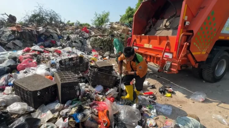 Sampah Menumpuk di TPS Marunda, Warga Keluhkan Bau Tak Sedap