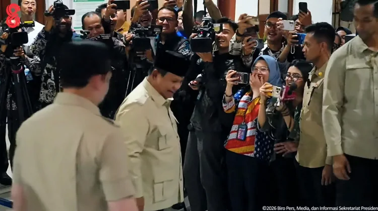 Canda Presiden Prabowo ke Wartawan Saat Naik Kereta: Silakan, Tapi Bayar ya