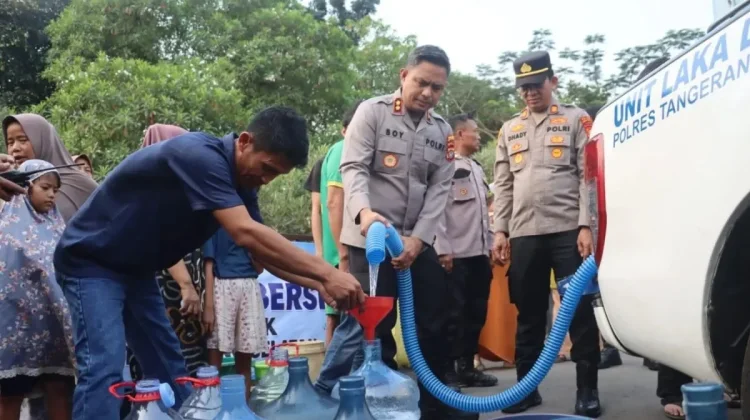 Polres Tangsel Salurkan Air Bersih untuk Warga Terdampak Kekeringan