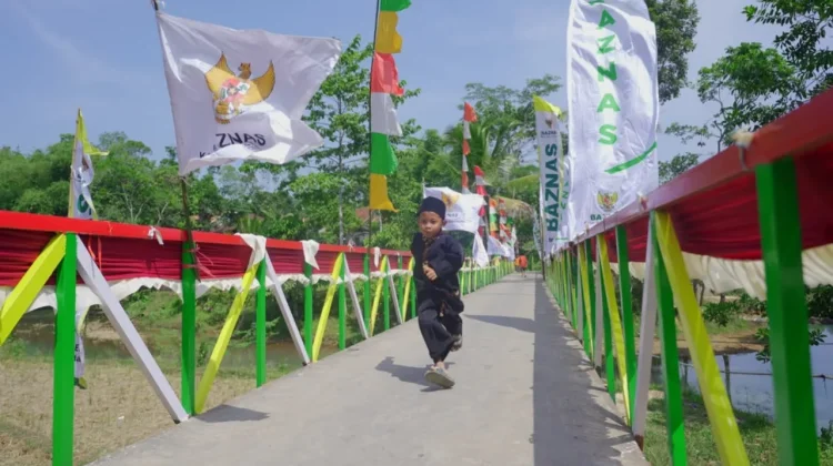 Sedekah Konsumen Alfamart melalui BAZNAS Bangun Jembatan Warga Sukabumi