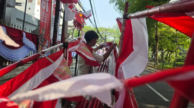 'Gerobak Merah Putih', Kisah Pedagang Menjemput Rezeki di Bulan Kemerdekaan