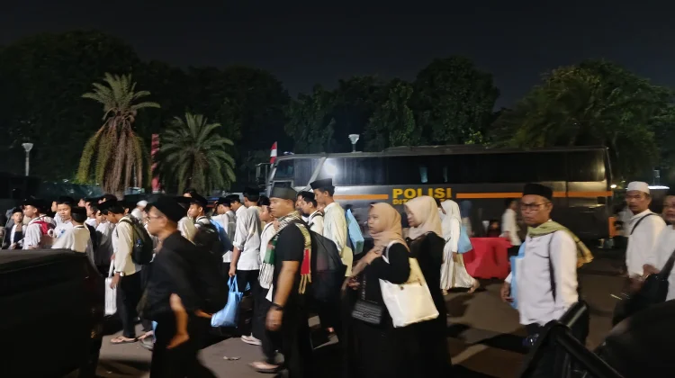 Peserta Zikir Kebangsaan Tinggalkan Monas dengan Tertib