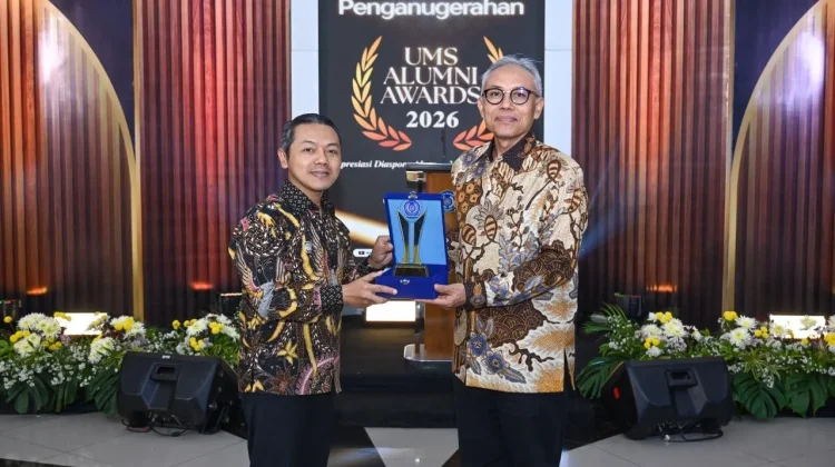 Raih Public Leadership Award UMS, Wamendikdasmen: Ilmu Harus Bermuara Pengabdian