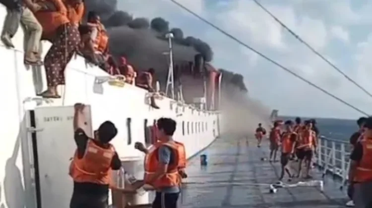 Kapal Mutiara Santosa 2 Rute Surabaya-Makasar Terbakar