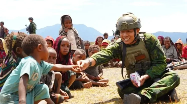 Koops TNI Habema Salurkan Bantuan Logistik ke Papua Tengah