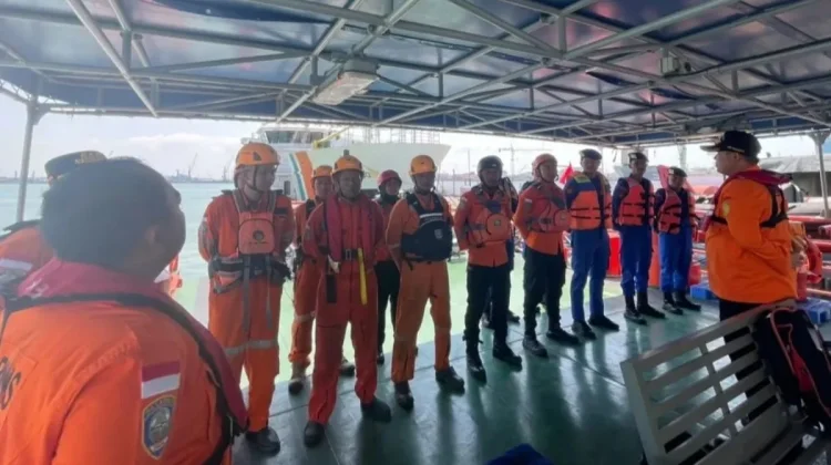 9 Kapal Dikerahkan Evakuasi Penumpang KMP Mutiara Sentosa 2 di Perairan Madura