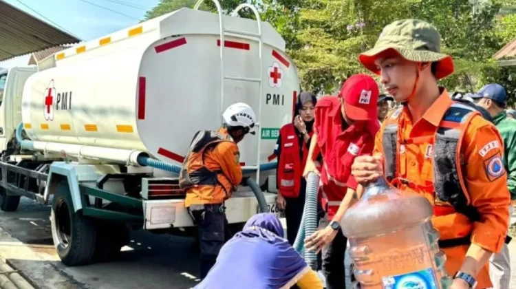 Dampak Kekeringan, BPBD Bandung Salurkan 15 Ribu Liter Air Bersih