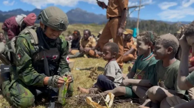 TNI Salurkan 2 Ton Sembako untuk Warga Terdampak Kekeringan di Puncak Papua