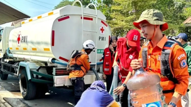 BPBD Bandung Salurkan Air Bersih untuk Warga Terdampak Kekeringan
