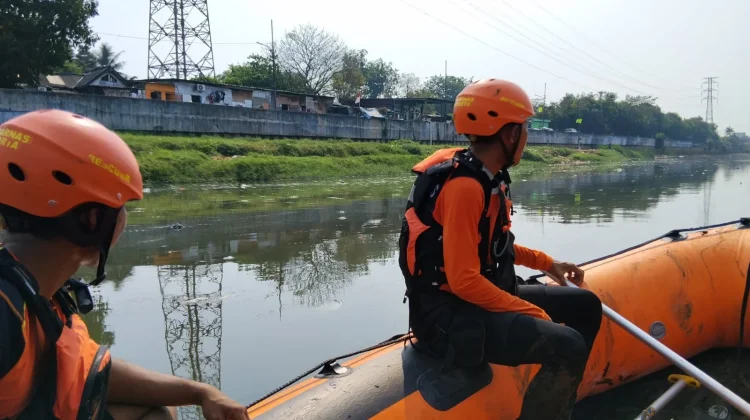 Basarnas Lanjutkan Pencarian Pemuda Tenggelam di Kali Banjir Kanal Barat