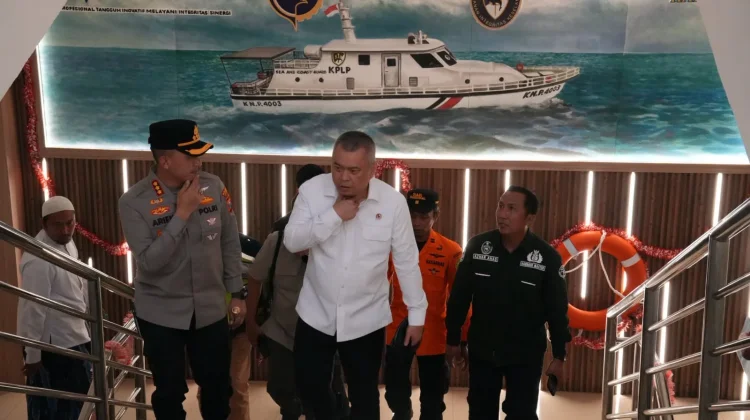 Menhub Tinjau Langsung Evakuasi Penumpang KM Mutiara Sentosa II yang Terbakar