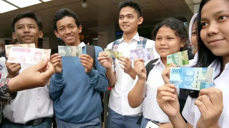 Awal Pekan Rupiah Dibuka Naik, Tinggalkan Level Rp18.000 per Dolar AS