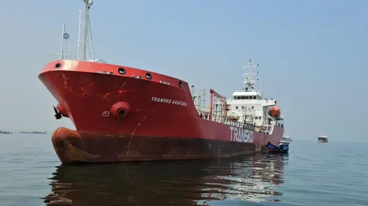 Kapal Pertamina Bantu Evakuasi 17 Korban KMP Mutiara Sentosa 2