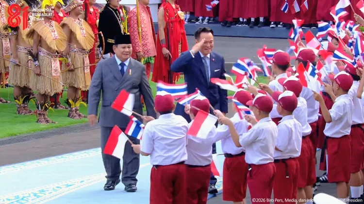 Momen Hangat Presiden Prabowo dan PM Tailan Beri Hormat kepada Pelajar di Istana