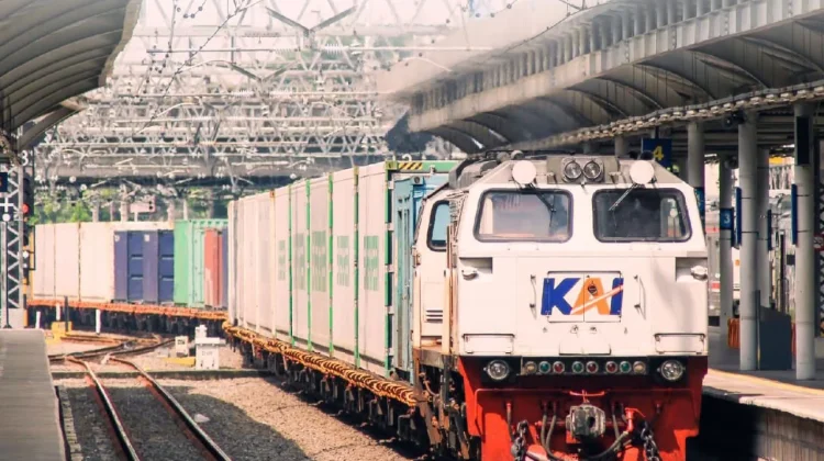 KAI Angkut 3,44 Juta Ton Petikemas hingga Juli 2026