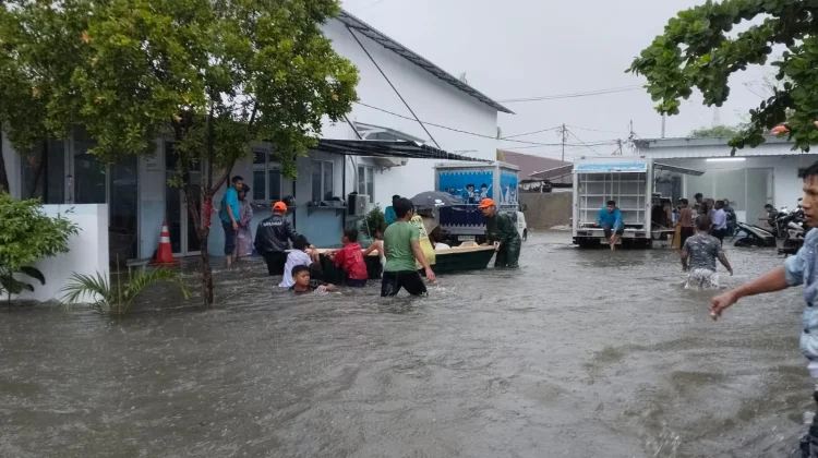 Banjir Berangsur Surut, Warga Kota Padang Mulai Bersihkan Rumah