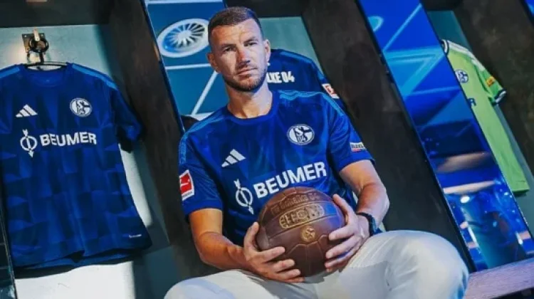Edin Dzeko Perpanjang Kontrak Semusim Bersama Schalke