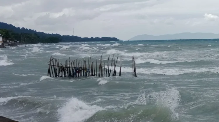 Waspada! Dua Bibit Siklon Tropis Picu Gelombang Tinggi hingga Empat Meter