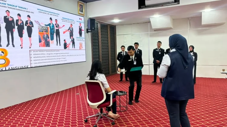 KAI Services Gelar Training Basic Hospitality Petugas Luxury Lounge