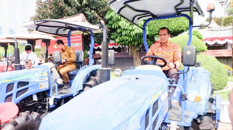 Abdul Kharis Salurkan Bantuan Alsintan di Sukoharjo, Kawal Kedaulatan Pangan