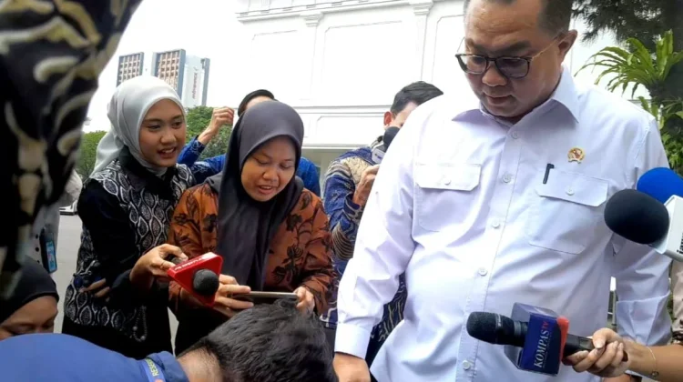 Kepala BRIN Pamer Sepatu Inovasi Lokal di Istana Kepresidenan Jakarta