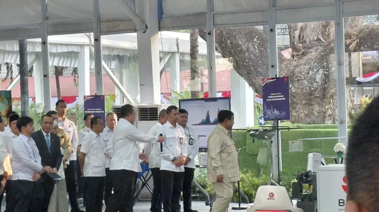Momen Presiden Prabowo Tinjau Booth milik Peneliti BRIN