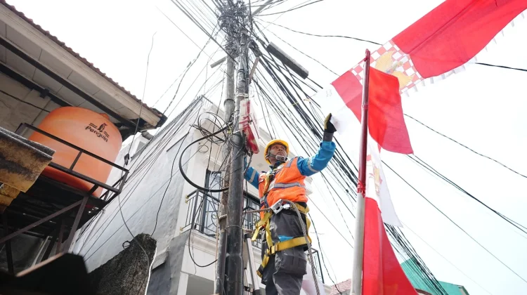 Dekorasi HUT RI Wajib Berjarak Tiga Meter dari Jaringan Listrik, Ini Alasan PLN!
