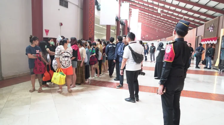 Imigrasi Deportasi 25 WN Vietnam Melalui Bandara Soetta
