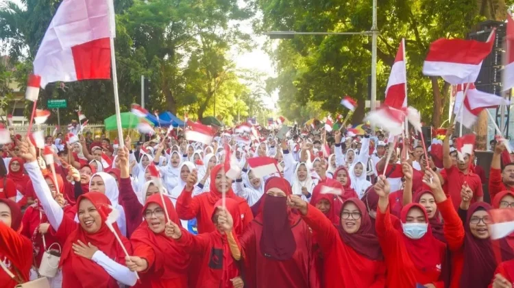 Bagikan Ribuan Bendera, Wagub NTB Ajak Perkuat Persatuan Jelang HUT RI