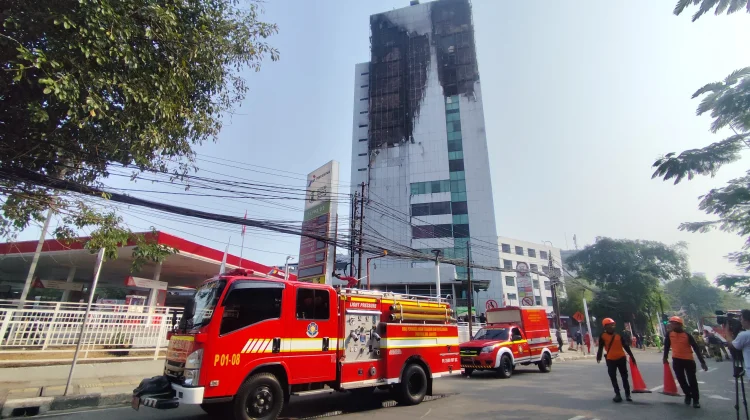 Masih Ada Titik Panas, Damkar Terus Berjibaku Dinginkan Gedung Bapenda DKI