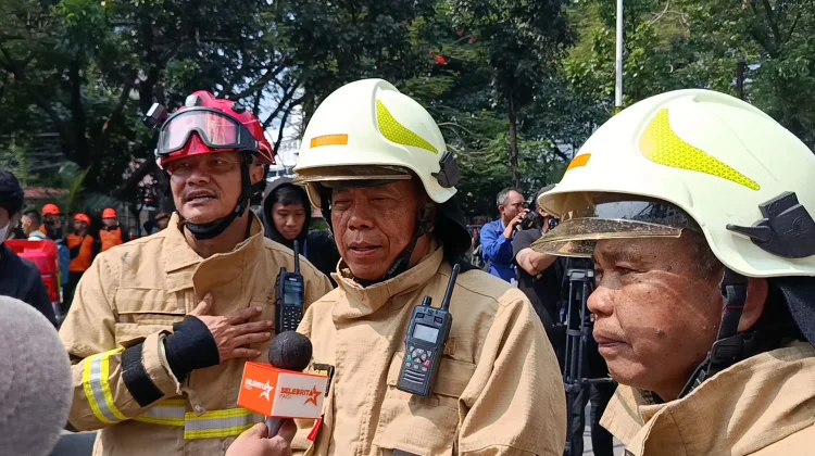 Cegah Api Kembali, Damkar Sisir Lantai 11 hingga 16 Gedung Bapenda DKI Jakarta