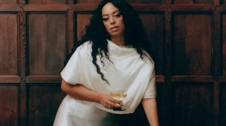 Mengulik Gaya Outfit Solange Knowles, Padukan Desain Minimalis dan Eksperimental