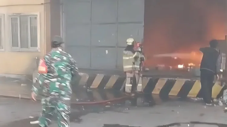 Kebakaran Hebat Hanguskan Tiga Gudang di Kosambi Tangerang