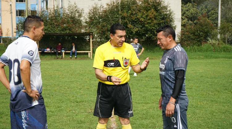 Sebelum Ada Peluit, Begini Cara Wasit Menghentikan Pertandingan Sepak Bola