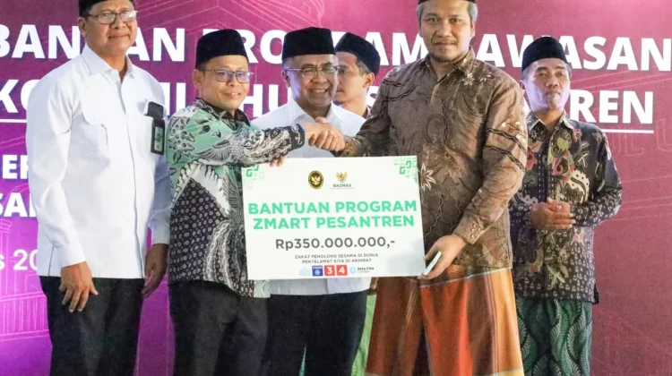 BAZNAS RI dan Menko PM Salurkan Bantuan Zmart, BUMi, dan Santripreneur di Gresik