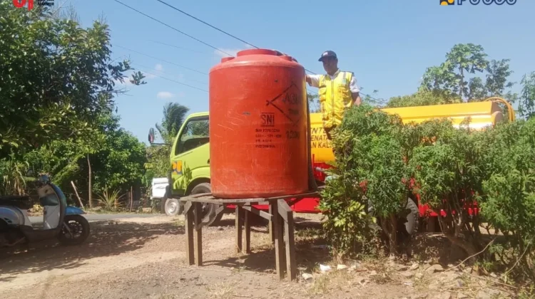 Kementerian PU Salurkan 8.000 Liter Air Bersih di Kabupaten Banjar