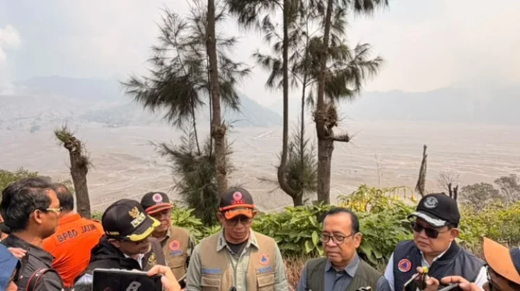 Tepis Isu Sakit, Pratikno Berada di Bromo Atasi Kebakaran