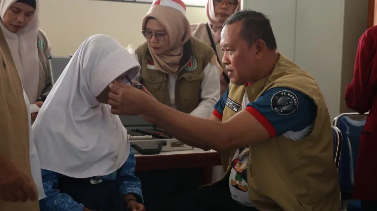 Pemkot Bekasi Bagikan 300 Kacamata Gratis untuk Siswa