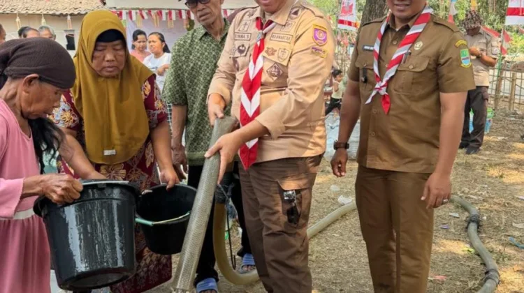 Pramuka Bekasi Salurkan 32 Liter Air Bersih untuk Warga Terdampak Kekeringan