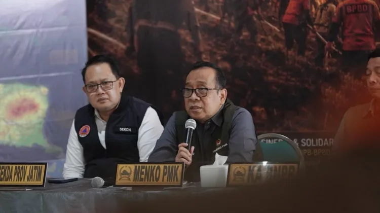Menko PMK Minta Dua Titik Api Bromo Segera Dipadamkan