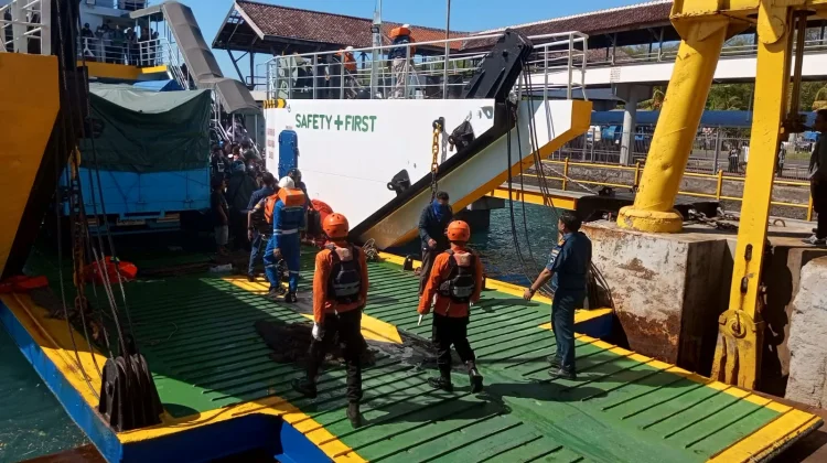 Sejumlah 173 Penumpang Kapal Terbakar di Selat Lombok Dievakuasi