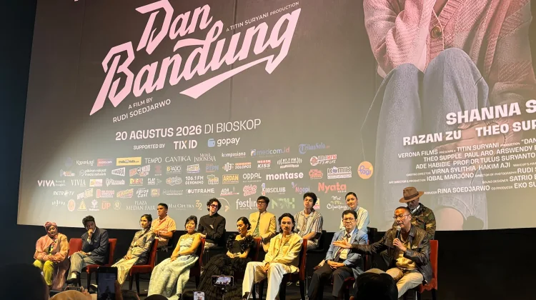 Rudi Soedjarwo Ceritakan Alasan Minim Dialog Bahasa Sunda di Film 'Dan Bandung'