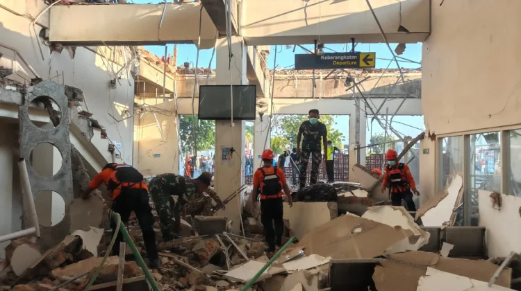Evakuasi Puluhan Korban, Tim SAR Terus Lakukan Pencarian Korban Gempa NTT