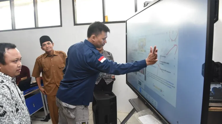 Guru Manfaatkan Papan Digital untuk Pembelajaran Lebih Interaktif