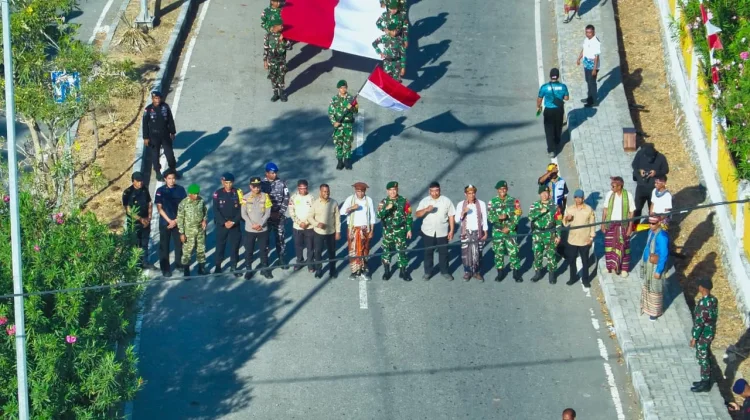 Warga Perbatasan RI-Timor Leste Kirab Bendera 81 Meter