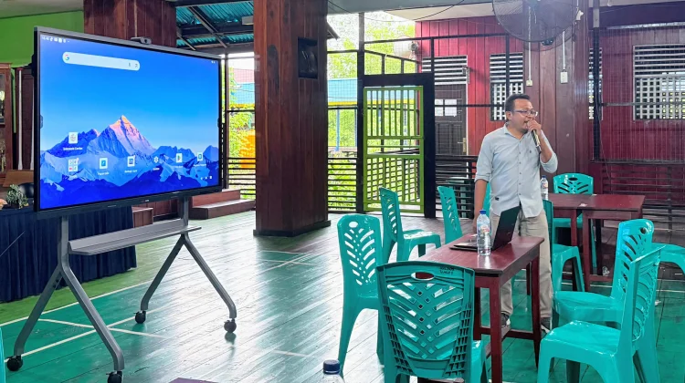 Guru Asmat Sebut Papan Interaktif Digital Optimalkan Proses Pembelajaran